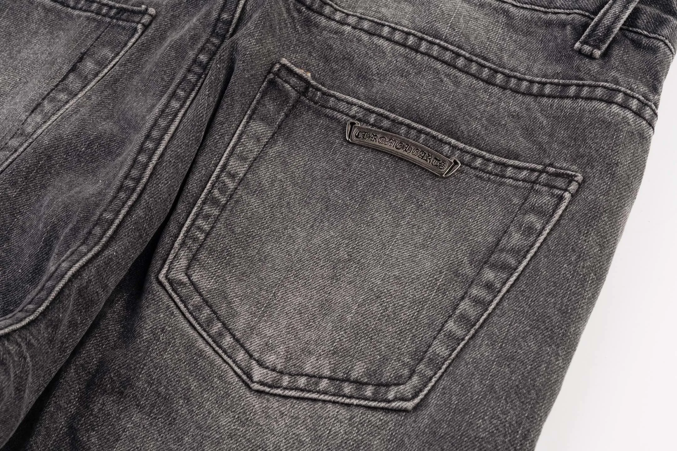 P260 Chrome Hearts Chrome Hearts city limited flame black and white leather jeans need to be washed after the finished product is disassembled and hand-made with sheepskin cross leather and then spliced ​​together. The whole piece has too many craftsmanship to describe. The cabinet price is 16W+, the patchwork is decorated with cross flowers, and the high-waisted washed jeans! ! Absolutely high-end luxury products, 8W+ level god-level single products, super popular products, made with top heavy industry, a magic weapon that cannot be missed. About Kroxin This is an extremely luxurious fashion brand, which can also be called the nobles of the high street. It has always been an exclusive brand for some hipsters or rich second generation. Compared with ordinary high streets, it is more luxurious and noble. Compared with luxury brands, it has a more fashionable personality and has always been a brand that I have a special liking for. Style number: 1566# Color: black Size: 28 30 32 34 36